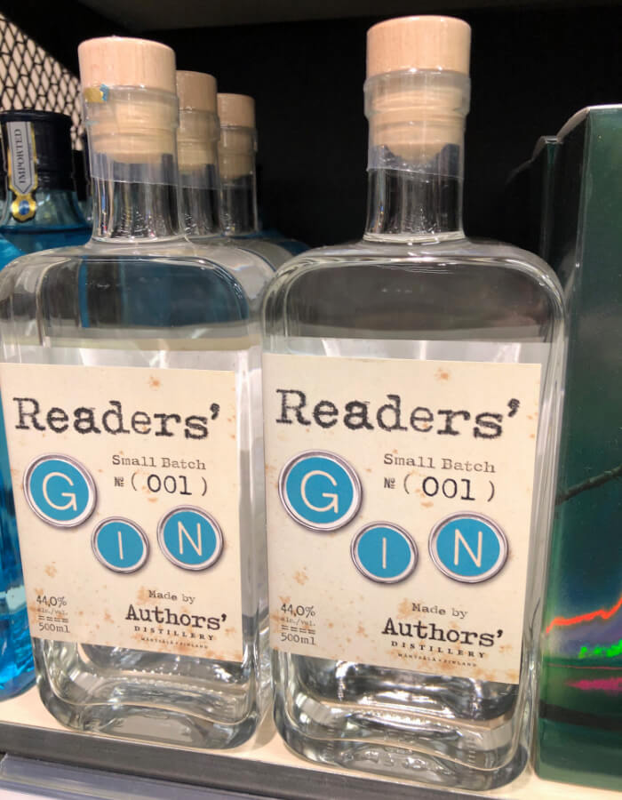 Kaksi Readers' Gin -pulloa