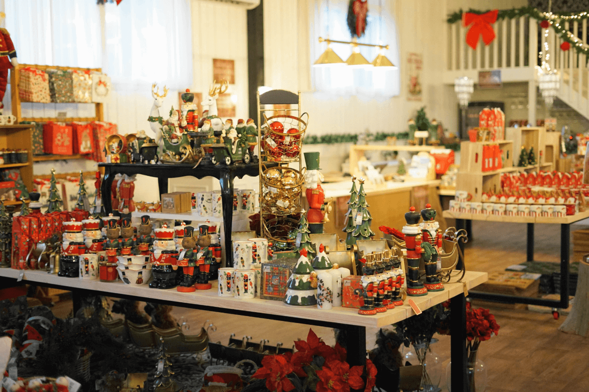 Jouluisia sisustustuotteita esillä