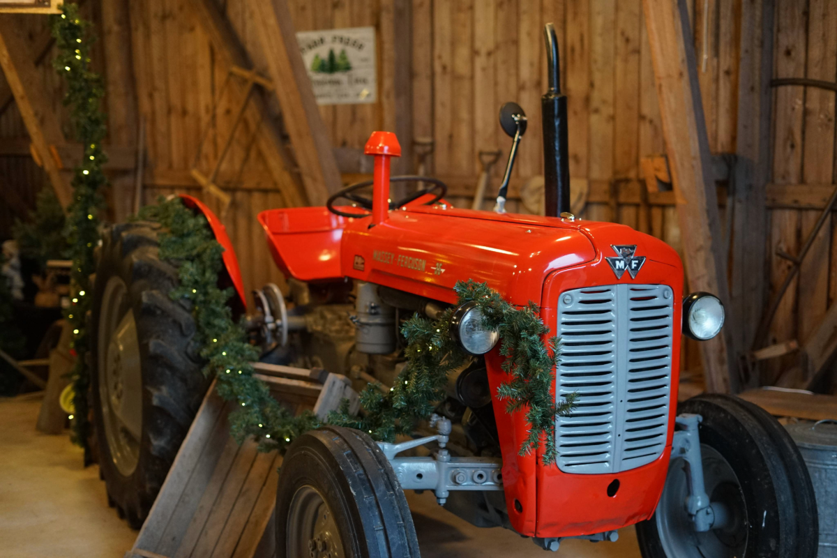 Joulunpunainen Massey Ferguson traktori