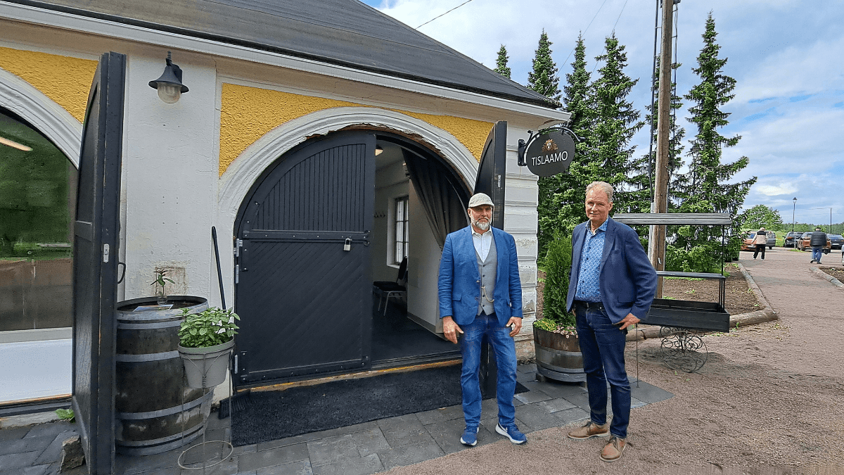 ari kaura ja arto hakala kartanon tislaamon edessä