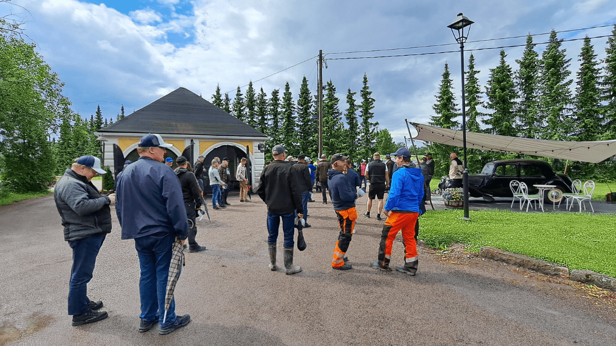 viljelijat ovat kerääntyneet Kartanon tislaamon eteen
