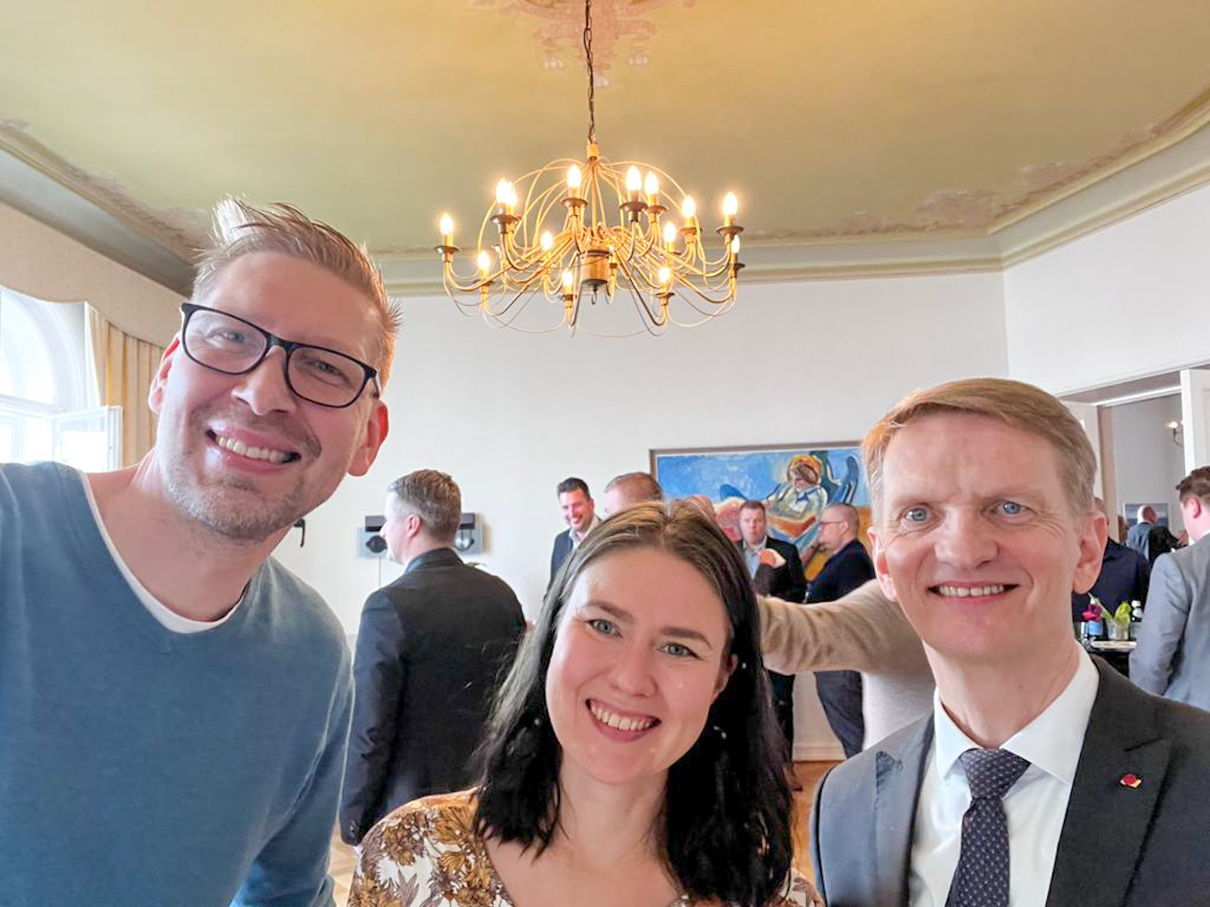 VSV Finlandin lanseeraustilaisuudessa otettu selfie. Kuvassa vasemmalla Henry Lybäck Laureasta, Irina Patrikainen Mäntsälän Yrityskehityksestä ja Islannin suurlähettiläs  Harald Aspelund.