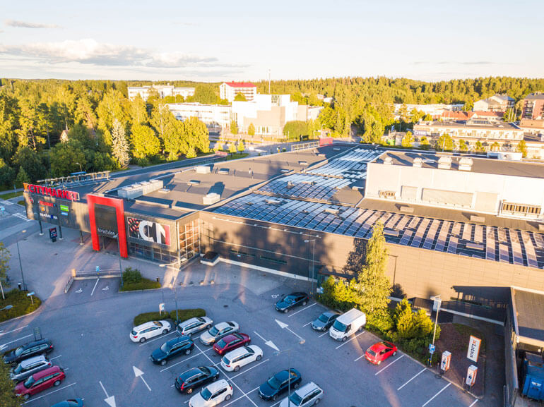 Ilmakuva Mäntsälän K-Citymarketista, jossa näkyy sen katolla olevat aurinkopaneelit