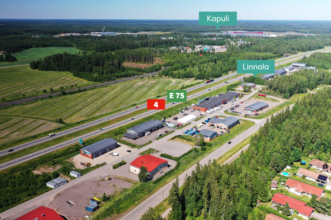 Vierekkäin olevat E75 ja Linnalan yritysalue, myös Kapulin yritysalue näkyy taustalla.