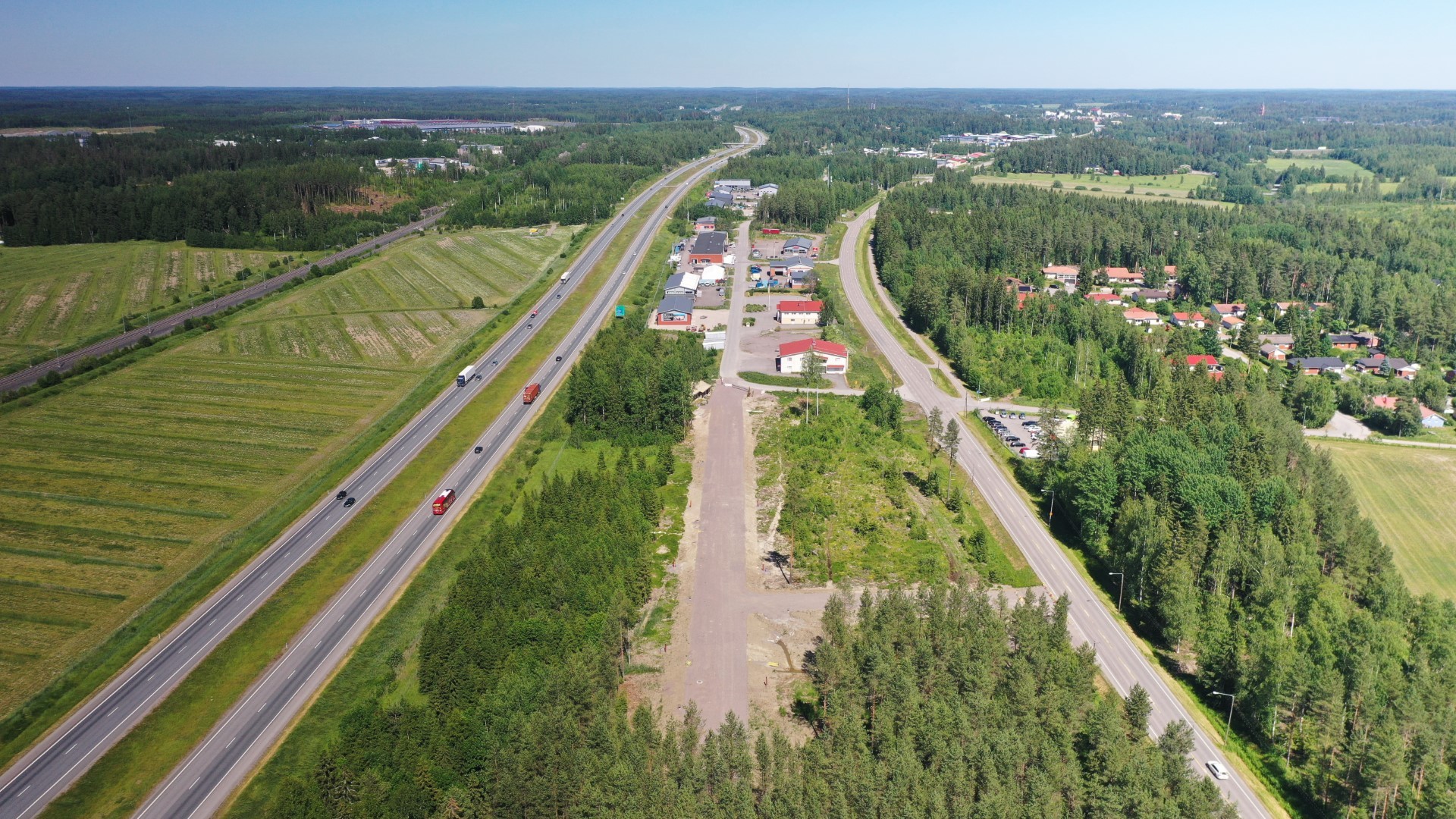 Ilmakuva Linnalan yritysalueelle etelän suunnalta. Yritysalue jää Helsinki-Lahti moottoritien ja vanhan Lahdentien väliin.