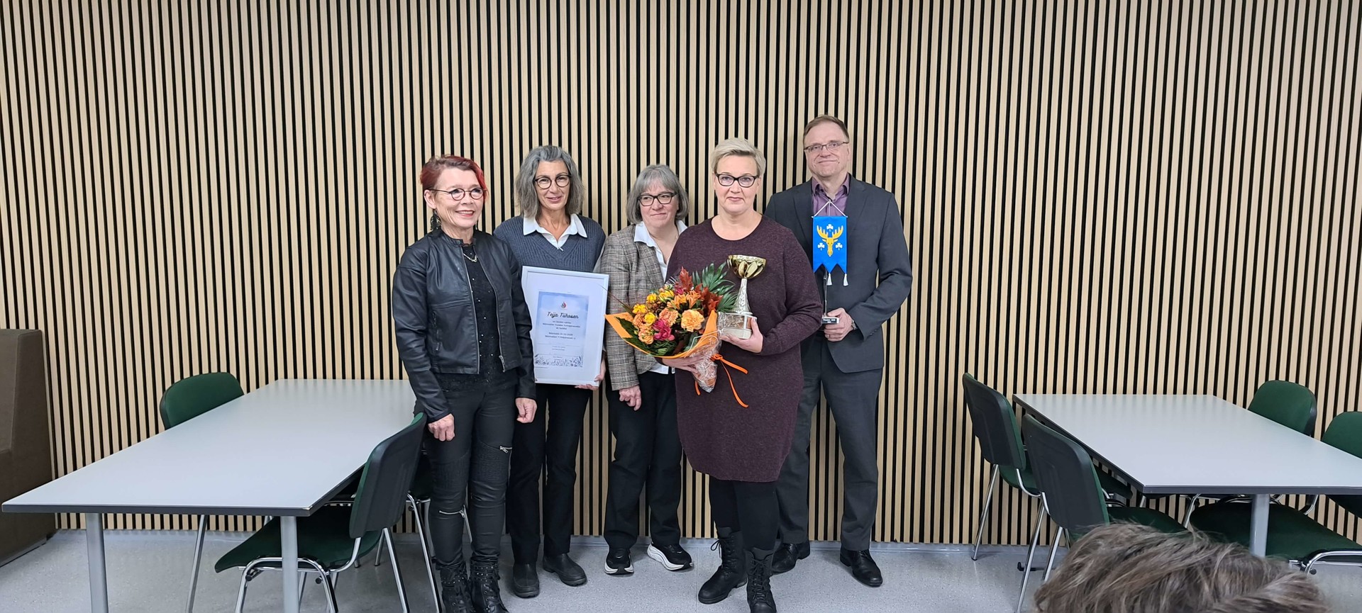 kuvituskuva: Vuoden Sallia Teija Tiihosta oli kukittamassa edellisen vuoden Salli Maarit Puirava, Yrittäjänaisten puheenjohtaja Tuula Eloranta, Mäntsälän Yrityskehityksen Päivi Ahvenainen ja kunnanjohtaja Hannu Laurila