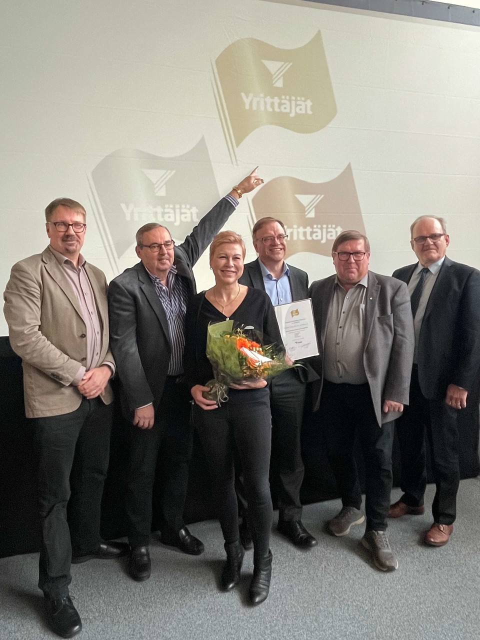 Mäntsälän kultaisen Yrittajalipun olivat vastaanottamassa Juha Leinonen, Jarmo Mäkeläinen, Tanja Paasonen, Hannu Laurila, Eero Kokko ja Tapio Havula.